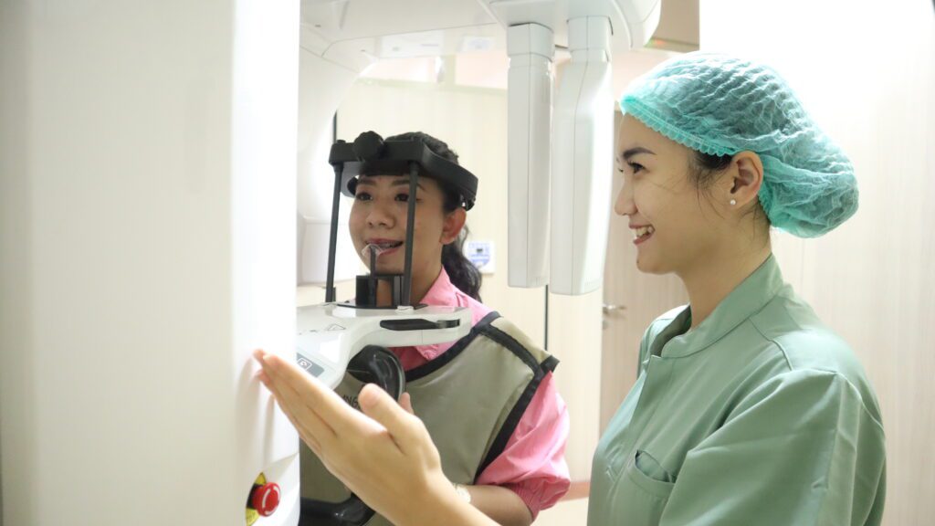 Memperagakan: drg Irene Adelia, Sp. Perio mendampingi pasien melakukan pemeriksaan dengan CBCT di Klinik Gigi dan Mulut RKZ Surabaya.