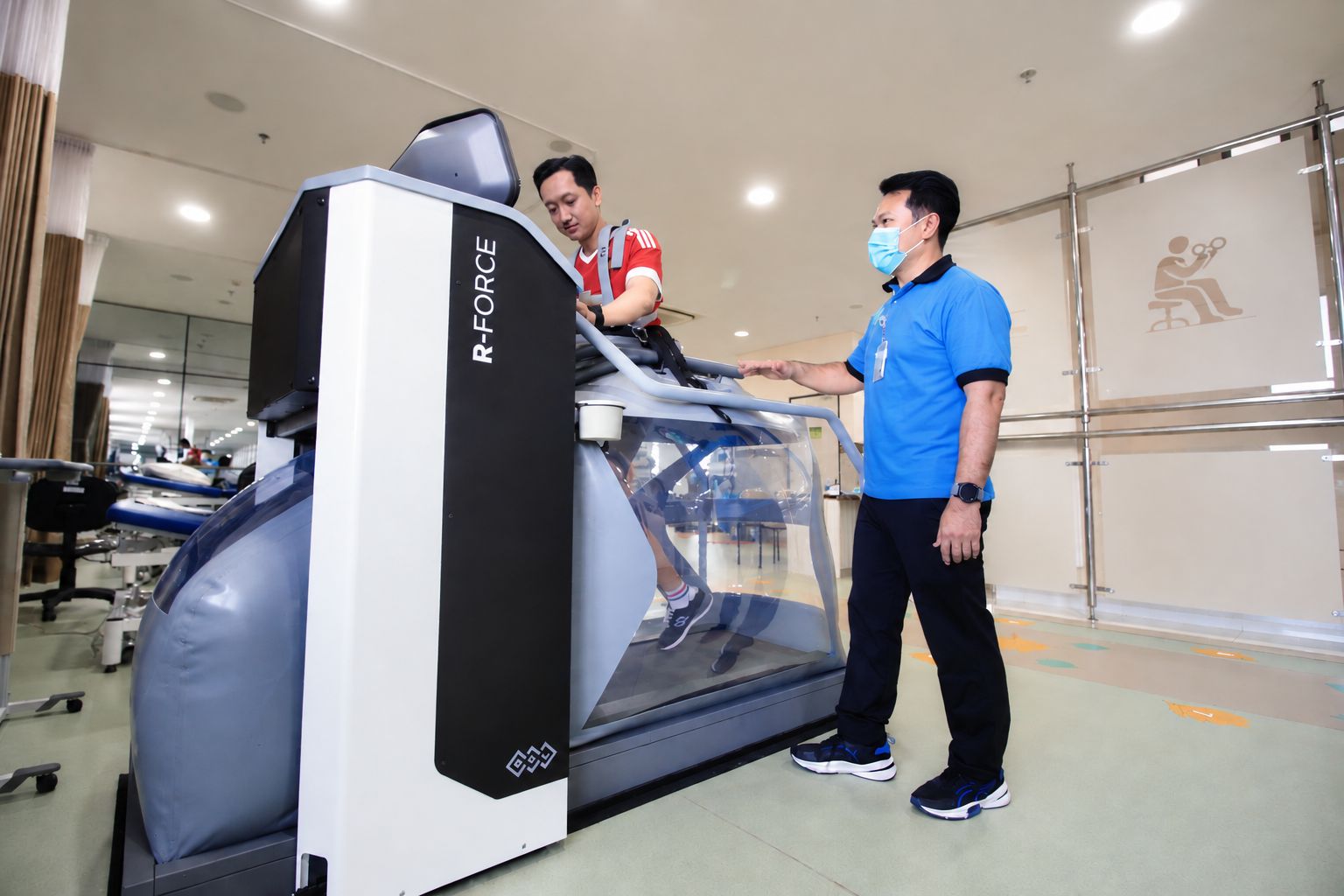 Latihan berjalan dengan RHINO R-FORCE Anti-Gravity Treadmill di Rehabilitasi Medis RKZ Surabaya